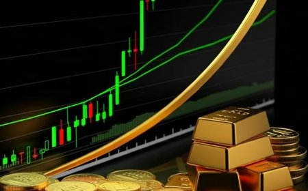 Gold Shines Near $4,000: US Dollar Retreats as Fed Pause Bets & Political Gridlock Drive Global Safe-Haven Rally